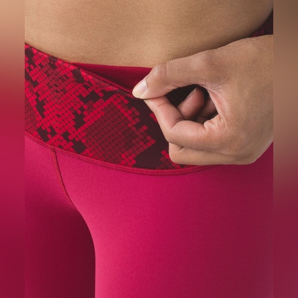 Lululemon Wunder Under Pant III (Reversible) in Cranberry / Alarming Size 6 New! - Picture 9 of 11